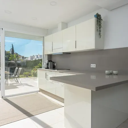 דירה Beautiful 3br With Garden & Pool Access *