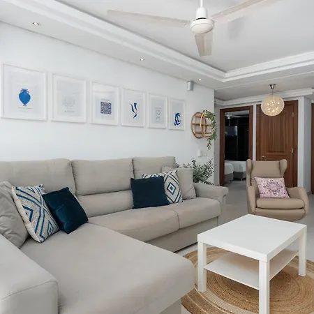 Beautiful 3br With Garden & Pool Access דירה *